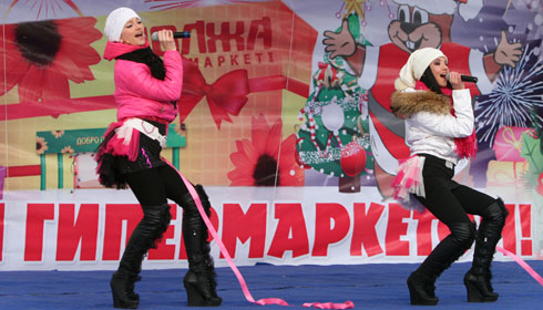 На открытии гипермаркета «Олжа-Алия» горожан развлекала группа «Z-Girls»