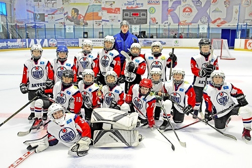 Хк актобе. Хоккейная команда Актюбинска. Детская хоккейная команда. Игроки хоккейной команды Актобе.