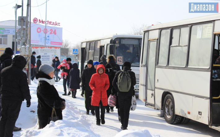 От этой остановки автобусы поворачивали направо к заводу а потом ехали по самым окраинным улицам