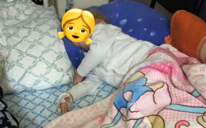 В Актобе 3-летнего ребенка с пневмонией разместили в больничном коридоре 