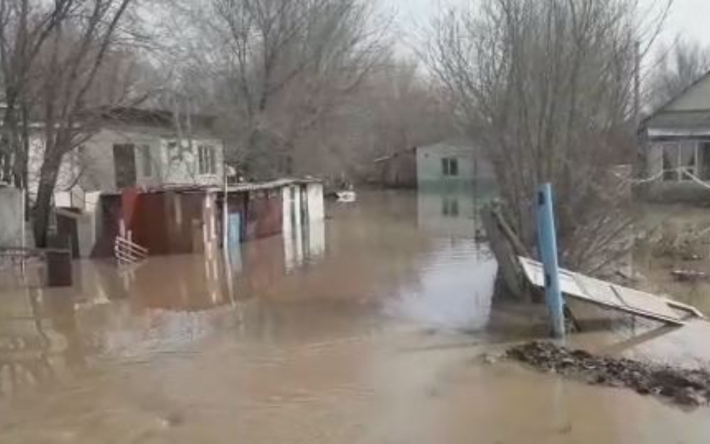 Наводнение в актюбинске. Наводнение половодье. Наводнения в мире. Наводнение затопление домов. Дождевые паводки.
