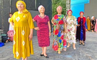 Мода стиль модный показ бабушки Актобе подиум дефиле