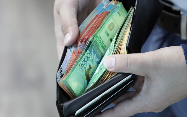 Более 330 тысяч тенге составила средняя зарплата в Казахстане